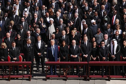 En primera fila, de izquierda a derecha, Brigitte y Emmanuel Macron; el presidente de Finlandia, Alexander Stubb; Donald y Melania Trump; el presidente de Estonia, Alar Karis; los reyes Felipe VI y Letizia; el presidente de Ecuador, Daniel Noboa; Khaled bin Mohamed bin Zayed Al Nahyan, el príncipe heredero de Abu Dabbi; el presidente de Emiratos Árabes Unidos; y la reina Mary de Dinamarca. El rey Federico de Dinamarca no ha podido asistir al encontrarse de regreso de Japón, donde viajó el pasado miércoles con el objetivo de promover la promoción económica danesa.