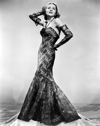 Durante la época dorada de Hollywood, Joan Fontaine trabajó con grandes actores como Cary Grant (en 'Sospecha'), Fred Astaire ('Señorita en Desgracia') o Lawrences Olivier (en 'Rebeca'). La imagen es de 1945.