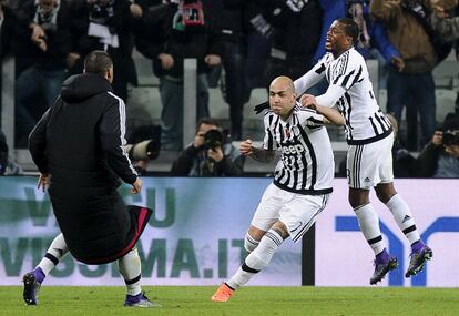 Zaza celebra junto a Evra el gol del triunfo frente al Nápoles.