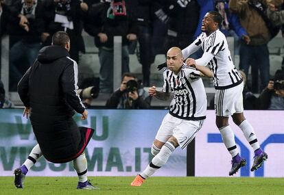 Zaza celebra junto a Evra el gol del triunfo frente al N&aacute;poles. 