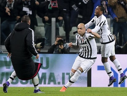 Zaza celebra junto a Evra el gol del triunfo frente al N&aacute;poles. 