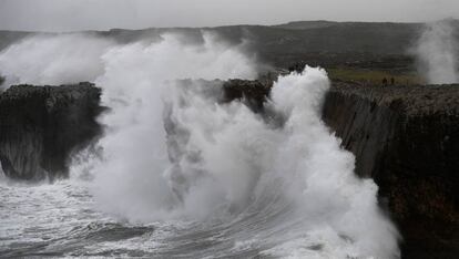 Temporal en la costa asturiana, cerca de Llanes.