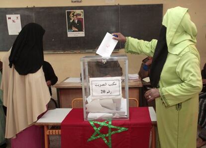 Dos mujeres con velo votan en Marrakech.