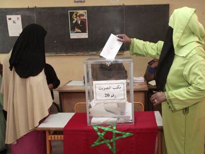 Dos mujeres con velo votan en Marrakech.