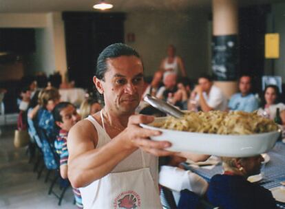 Uno de los actores de la compañía italiana Teatro delle Ariette durante el espectáculo en el que mezclan actuación y comida.