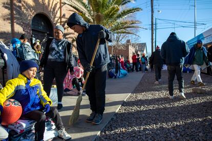 Una escena de este domingo en la Iglesia del Sagrado Corazón, donde los migrantes sudamericanos viven en la calle.