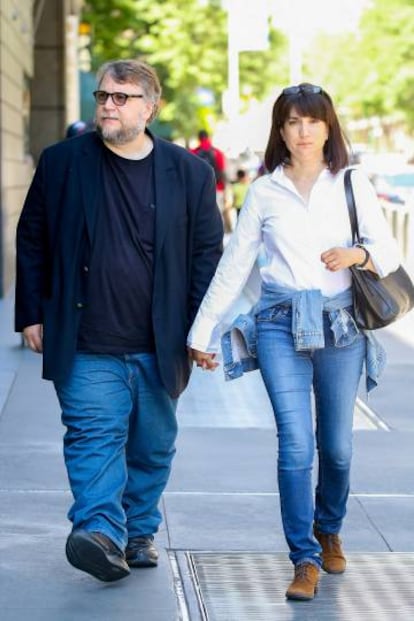 Guillermo del Toro y Lorenza Newton por las calles de Nueva York en 2016.
