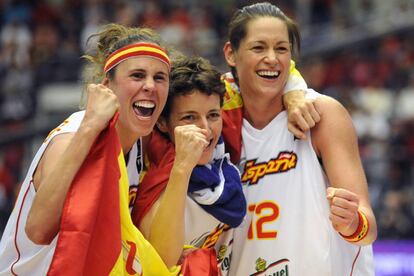 Amaya Valdemoro, Elisa Aguilar y Anna Montañana celebran la medalla de bronce, tras el partido con Bielorrusia, en el Mundial de baloncesto femenino de 2010.