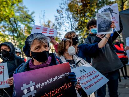 Activistas protestan este jueves frente al Tribunal Constitucional polaco, en Varsovia, contra la restricción del acceso al aborto.