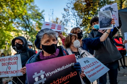 Ativistas protestam nesta quinta-feira em frente ao Tribunal Constitucional polonês, em Varsóvia, contra a restrição do acesso ao aborto.