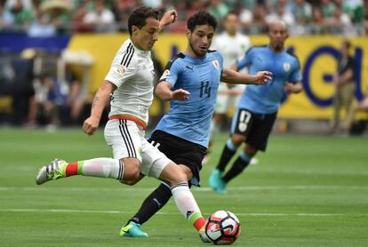 El mediocampista mexicano Andrés Guardado (izquierda) durante el primer partido del Grupo B contra Uruguay.