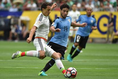 El mediocampista mexicano Andr&eacute;s Guardado (izquierda) durante el primer partido del Grupo B contra Uruguay. 