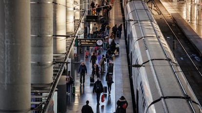 Decenas de personas durante la operación salida con motivo de las fiestas navideñas, en la estación de Atocha, a 22 de diciembre de 2023, en Madrid (España)