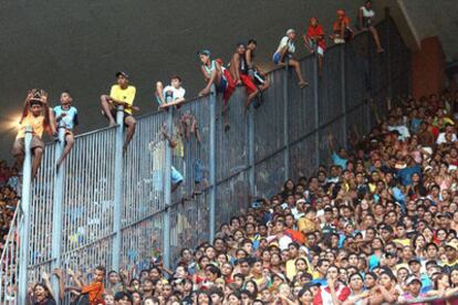 Imagen de los miles de aficionados que pretendían acceder al entrenamiento.