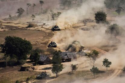 Tanques militares de Myanmar maniobran en un campo durante el ejercicio combinado del ejército y la fuerza aérea cerca de Magway.