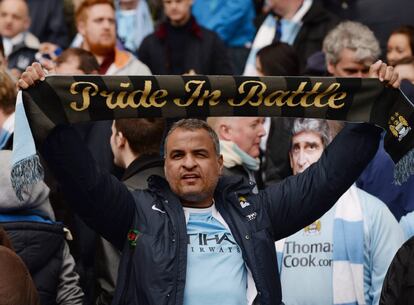 Aficionados del Manchester City celebran la consecución del titulo de campeón de la Premier League 