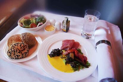 En el vuelo de ida Barcelona-Dubái, Emirates sirvió, en la clase 'bussiness', 'carpaccio' de atún y ensalada como entrante de la cena