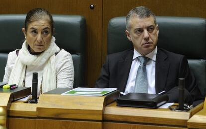 La consejera de Educación, Cristina Uriarte, y el lehendakari, Iñigo Urkullu, esta mañana en el Parlamento