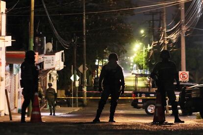 Elementos del Ejército resguardan la zona en donde dos personas fueron asesinadas, en Cuernavaca, Estado de Morelos, el 29 de abril de 2022.