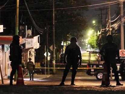 Elementos del Ejército resguardan la zona en donde dos personas fueron asesinadas, en Cuernavaca, Estado de Morelos, el 29 de abril de 2022.