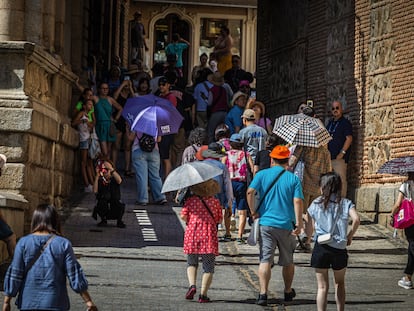 Turistas pasean por Toledo. EFE/Ángeles Visdómine