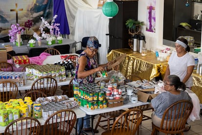 Voluntarios empacan bolsas con comida para familias necesitadas.
