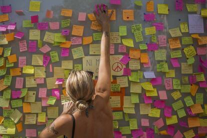 Una mujer deja un mensaje de homenaje en la Rambla.