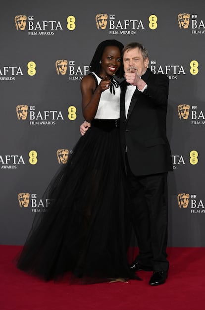 Los intérpretes Lupita Nyong'o y Mark Hamill posaron juntos en la alfombra roja de los Bafta.