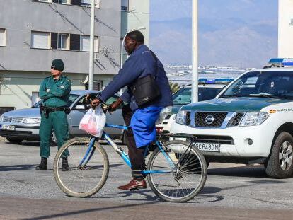 Control policial en Roquetas tras el asesinato de un inmigrante. 