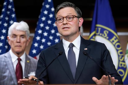 Mike Johnson durante una conferencia de prensa en el Capitolio, en Washington, el 6 de mayo de 2025.