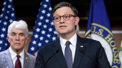 Mike Johnson durante una conferencia de prensa en el Capitolio, en Washington, el 6 de mayo de 2025.