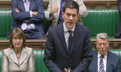 El ministro de Exteriores de Reino Unido, David Miliband, habla en la Cámara de los Comunes.