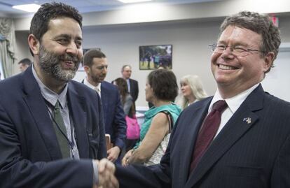 El jefe de la delegación de la UE para la negociación del TTIP, Ignacio García-Bercero, saluda a su homólogo de EE UU, Dan Mullaney.
