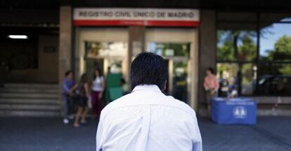 Roberto, un ciudadano uruguayo que obtuvo su NIE gracias a un 'matrimonio blanco', espera frente al Registro Civil de Madrid.