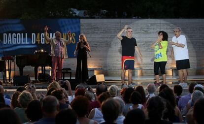 Bozzo, Cisquella y Periel, anoche en la fiesta de Dagoll Dagom; detrás, Pep Cruz y Montse Guallar.