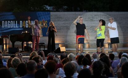 Bozzo, Cisquella y Periel, anoche en la fiesta de Dagoll Dagom; detr&aacute;s, Pep Cruz y Montse Guallar.