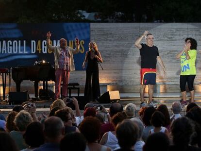 Bozzo, Cisquella y Periel, anoche en la fiesta de Dagoll Dagom; detr&aacute;s, Pep Cruz y Montse Guallar.