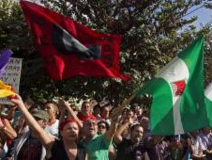 Un millar de manifestantes convocados por el Sindicato Andaluz de Trabajadores (SAT) han intentado esta tarde, sin éxito, ocupar "pacíficamente" el Parlamento autonómico para entregar una petición demandando una renta básica que se financiaría con la devolución de los fondos de los ERE fraudulentos.