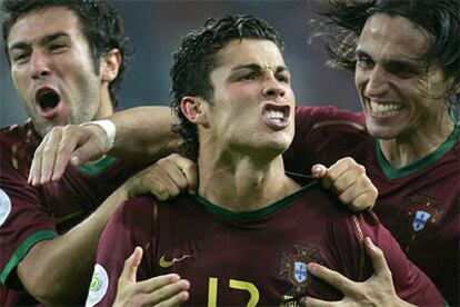 El jugador portugués Cristiano Ronaldo celebra con su equipo tras haber marcado el penalti de la victoria ante los ingleses en Gelsenkirchen.