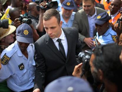 Oscar Pistorius deja el juzgado tras el quinto d&iacute;a de juicio.