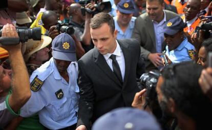 Oscar Pistorius deja el juzgado tras el quinto d&iacute;a de juicio.