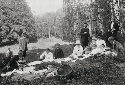 Nobles de merienda campestre, el 27 de julio de 1908, en una finca de Menshovo, al sur de Moscú.