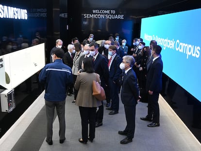 Pedro Sánchez visita las instalaciones de fabricación de microprocesadores de Samsung ubicadas en Pyeongtaek, Corea del Sur.