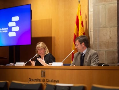 La consellera Garriga i el secretari Vila, durant la presentació del Pacte Nacional per la Llengua. [