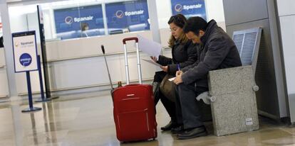 Pasajeros de Spanair en el aeropuerto de Barajas tras conocer el cese de la actividad de la aerolínea en enero de 2012.