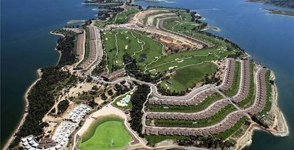 Marina Isla de Valdecañas (Cáceres).