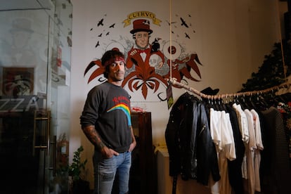 Paco Fernandez, socio mayoritario del mítico local Cueva Store, en Malasaña, posa en su tienda.