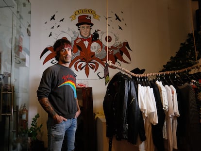 Paco Fernandez, socio mayoritario del mítico local Cueva Store, en Malasaña, posa en su tienda.