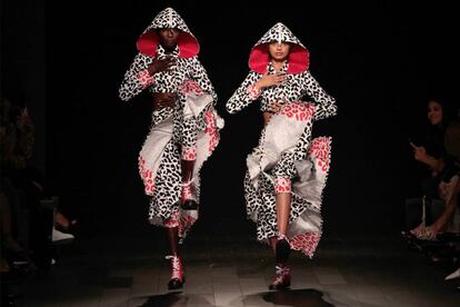 Dos de las modelos en el desfile de la colecci&oacute;n de Desigual para el pr&oacute;ximo verano en Nueva York.