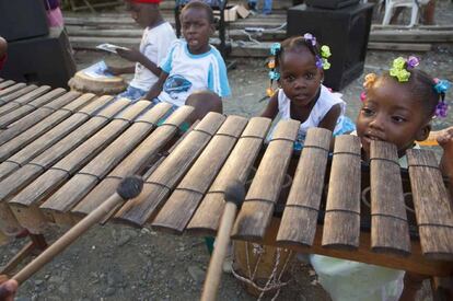 A los niños, que habían estado reproduciendo prácticas altamente violentas, se les cambio sus armas de palos por instrumentos musicales del Pacífico como la marimba.